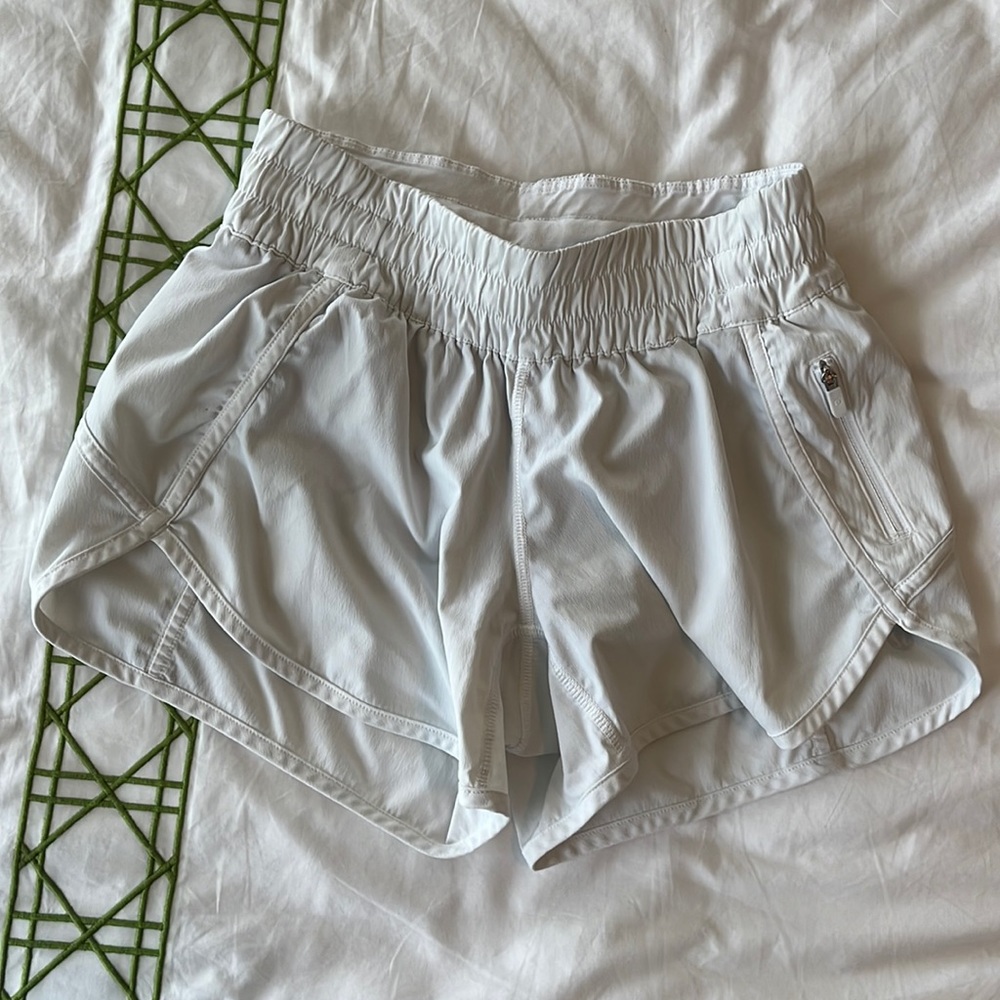 Lululemon White Tracker Lined Short 4”